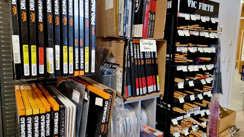 schlagzeugfelle-und-sticks