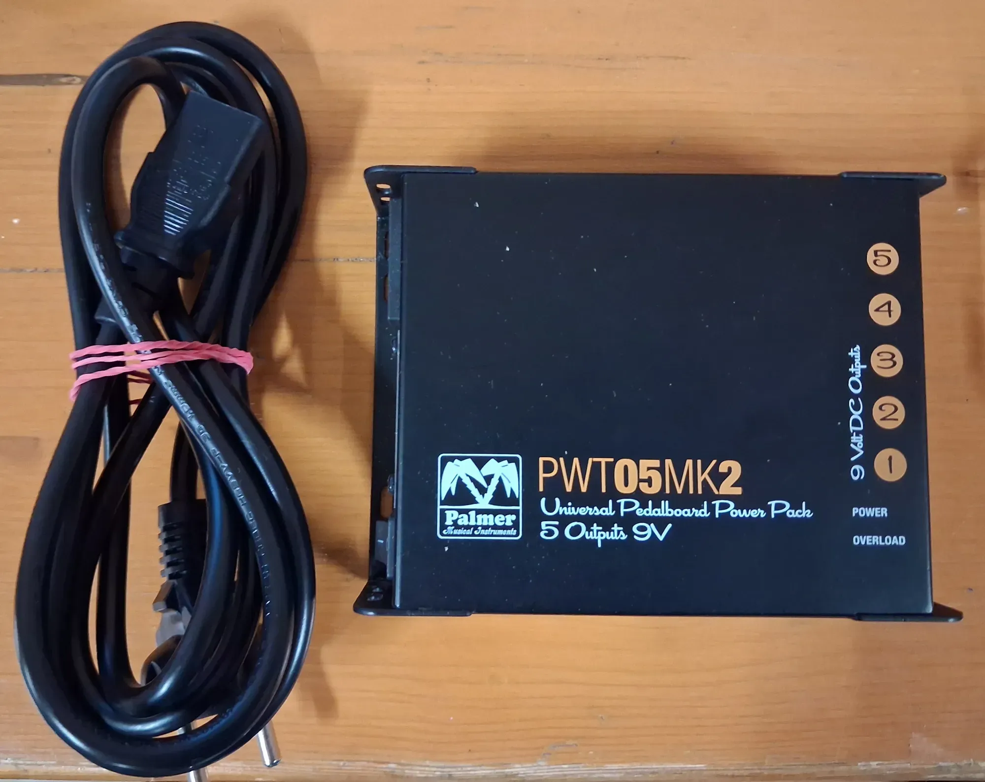 PWT05 Universelles 9V-Netzteil - B-Ware